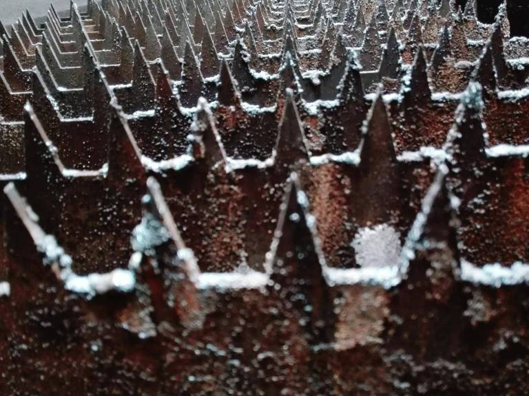 Jak hartowanie w temperaturze -20 stopni wpływa na właściwości metalu